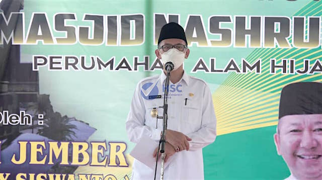 Wabup Jember Firjaun Barlaman Letakkan Batu Pertama Masjid Nashrul Fattah di Perumahan Alam Hijau